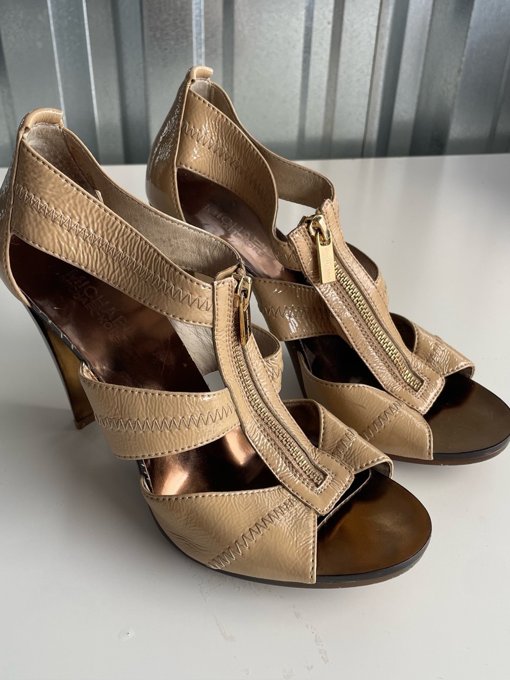 MICHAEL Michael Kors Berkley T Strap Heels 7.5 Nude Patent Platform Sandals